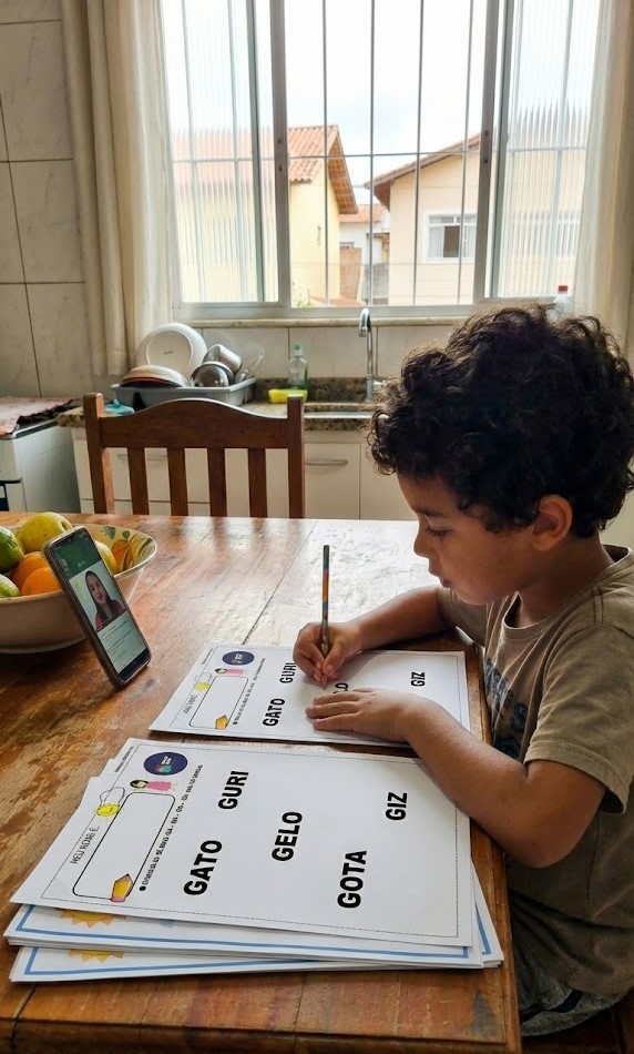 Criança usando as atividades do Papo Educa em casa